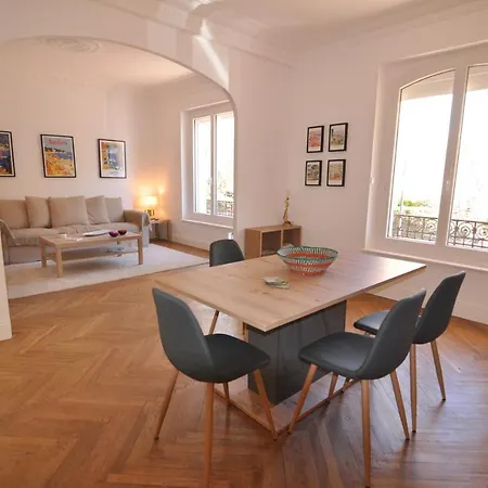 Palais -2-bedroom -ponteil -stayinantibes * Антиб